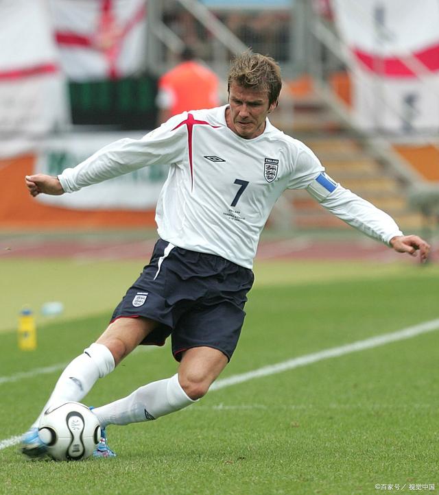 足球明星在赛场上展现技术和实力 足球明星在赛场上展现技术和实力