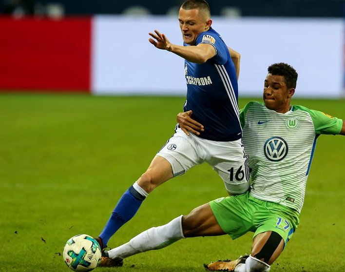 沃尔夫斯堡后防线频繁失误,急需加强训练 沃尔夫斯堡后防线频繁失误,急需加强训练