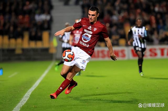 勒沃库森主场战胜沙尔克04