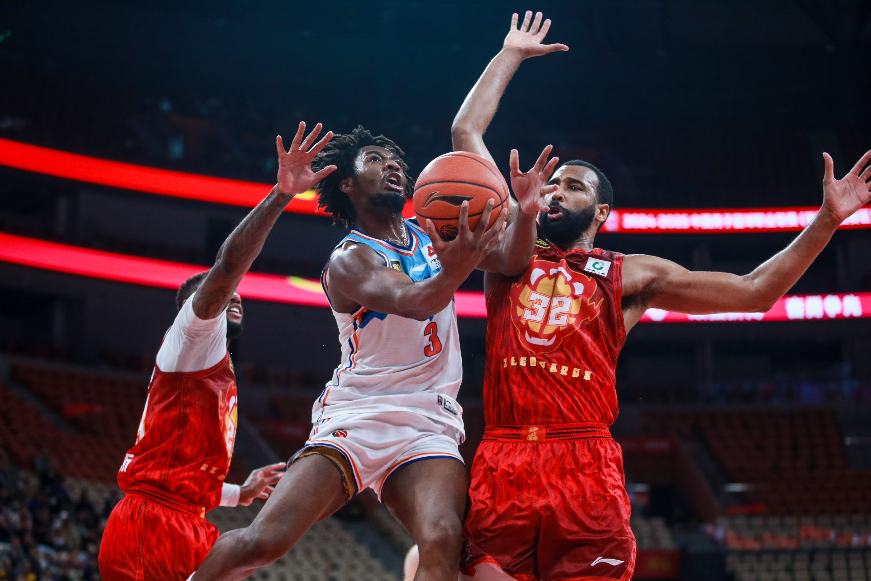 名将球员在最新篮球比赛中大放异彩