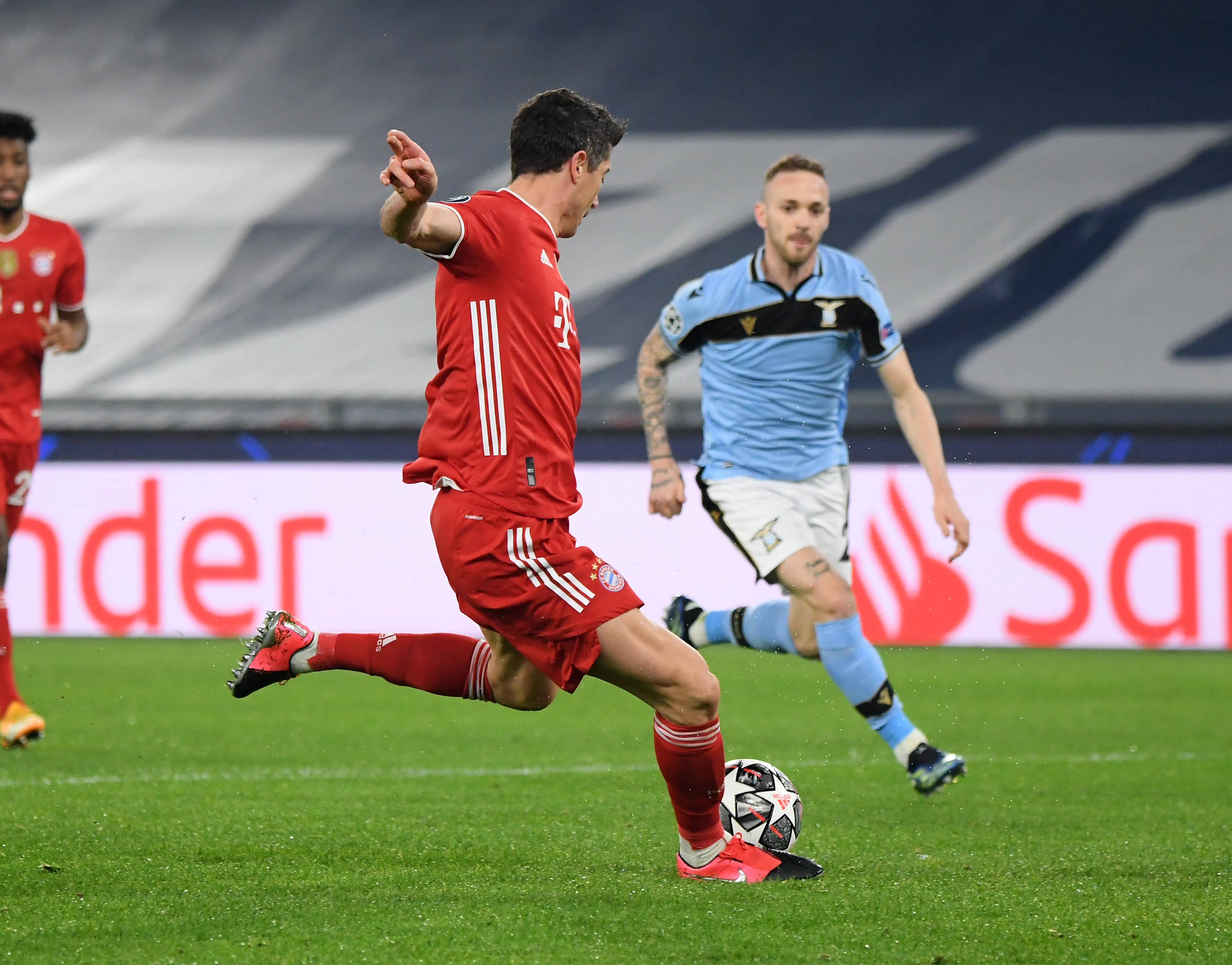 拜仁慕尼黑实现逆袭,挤进争冠行列 拜仁慕尼黑实现逆袭,挤进争冠行列