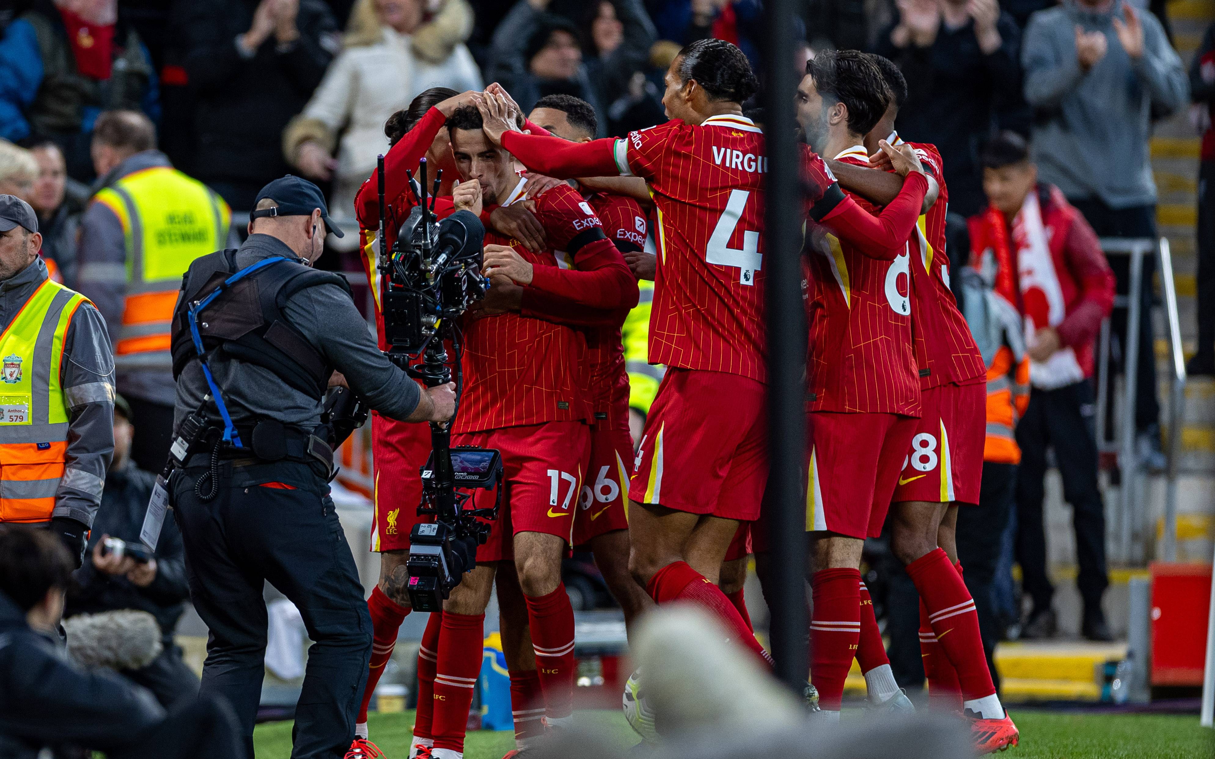 英超火爆继续，顶级球员展开激烈竞争