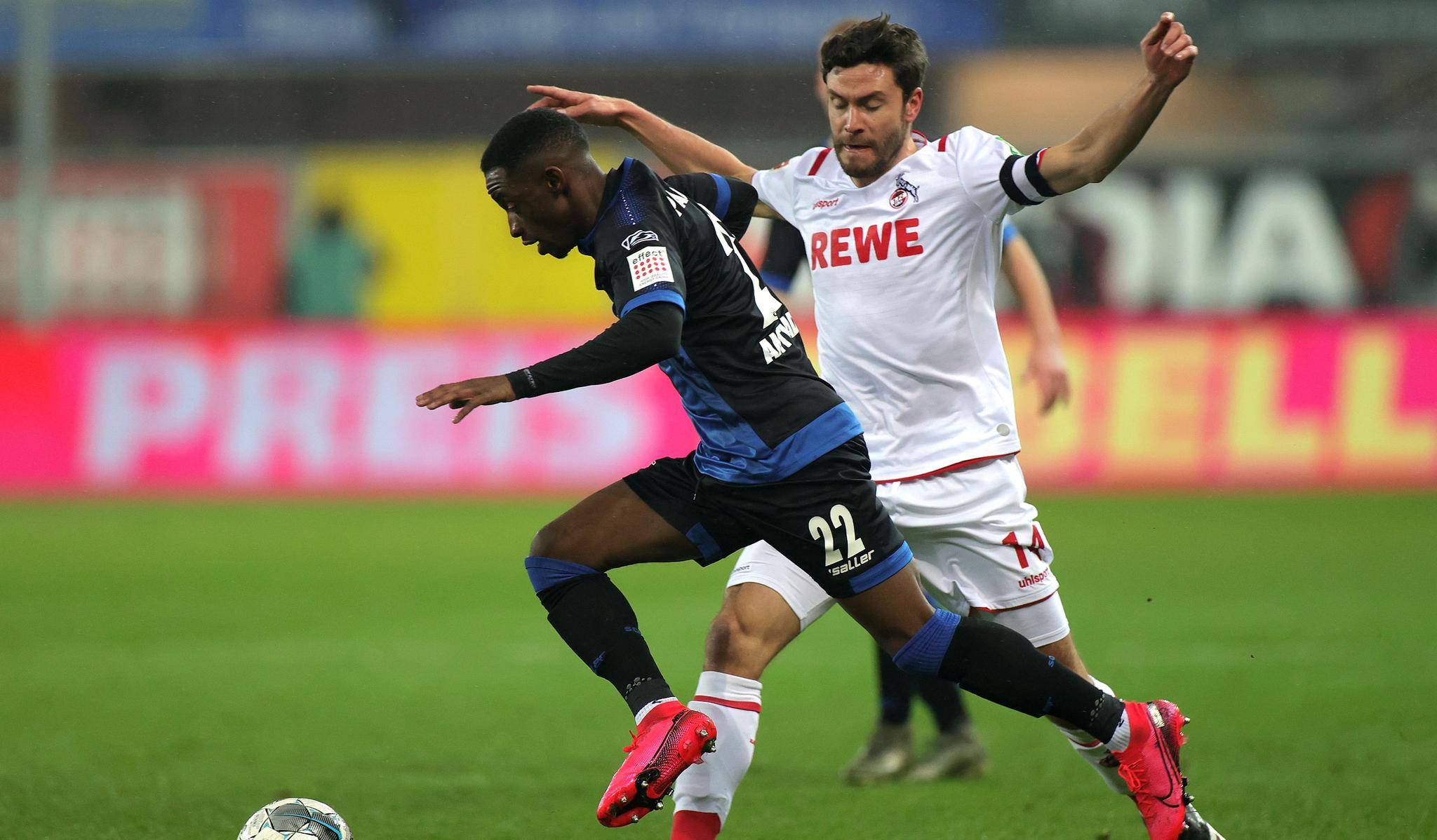 柏林赫塔队紧咬比分,为比赛增添悬念 柏林赫塔队紧咬比分,为比赛增添悬念