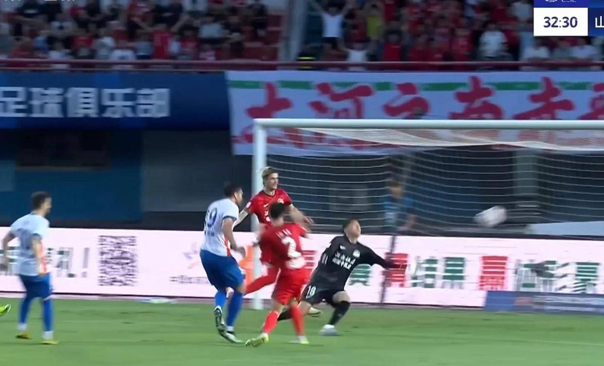 足球队伍乘胜追击登顶国际赛场 足球队伍乘胜追击登顶国际赛场