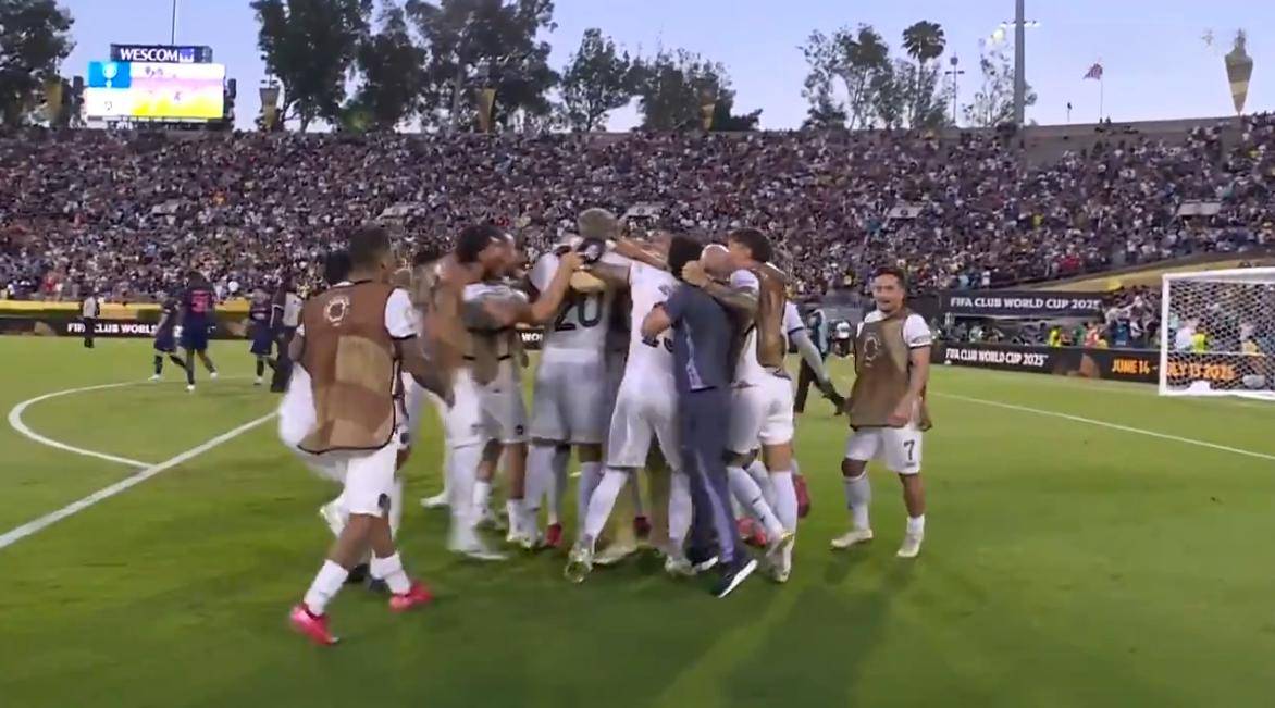 进球庆祝场面热烈球员情义深厚 进球庆祝场面热烈球员情义深厚