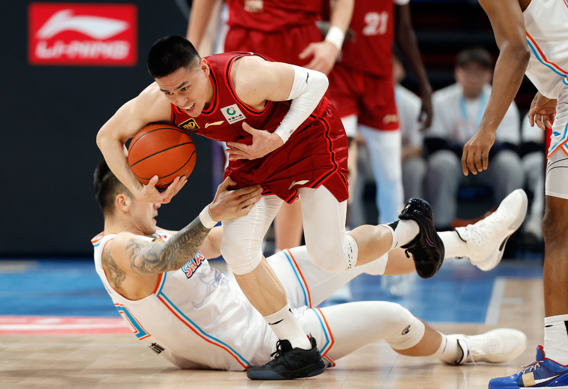 爱体育-北京男篮客场不敌青岛队，遭遇失利