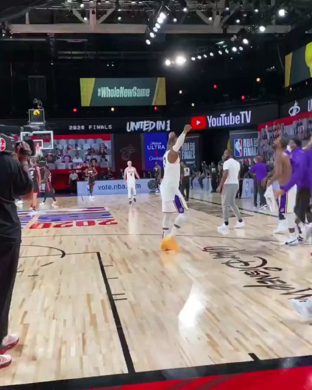 湖人坚守领先优势,击败热火赢得首场 湖人坚守领先优势,击败热火赢得首场