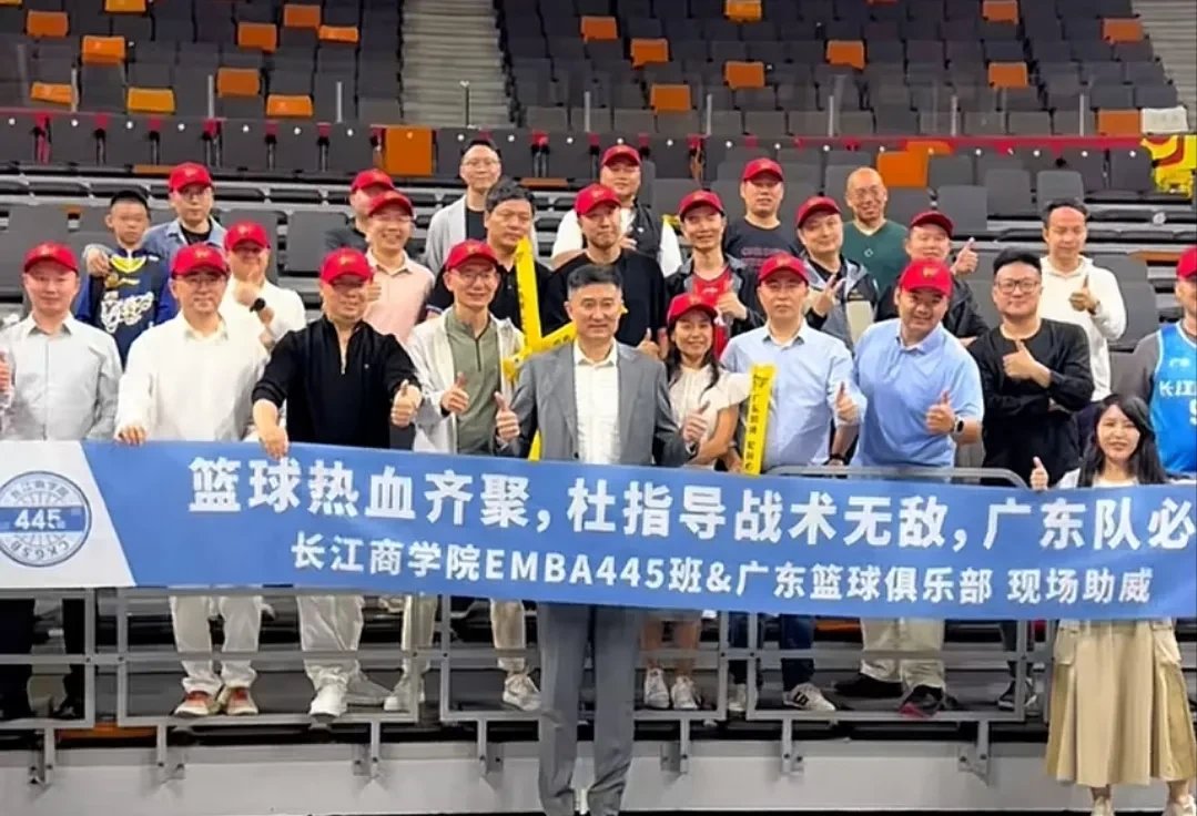 火热比赛!篮球球迷热烈加油助威 火热比赛!篮球球迷热烈加油助威