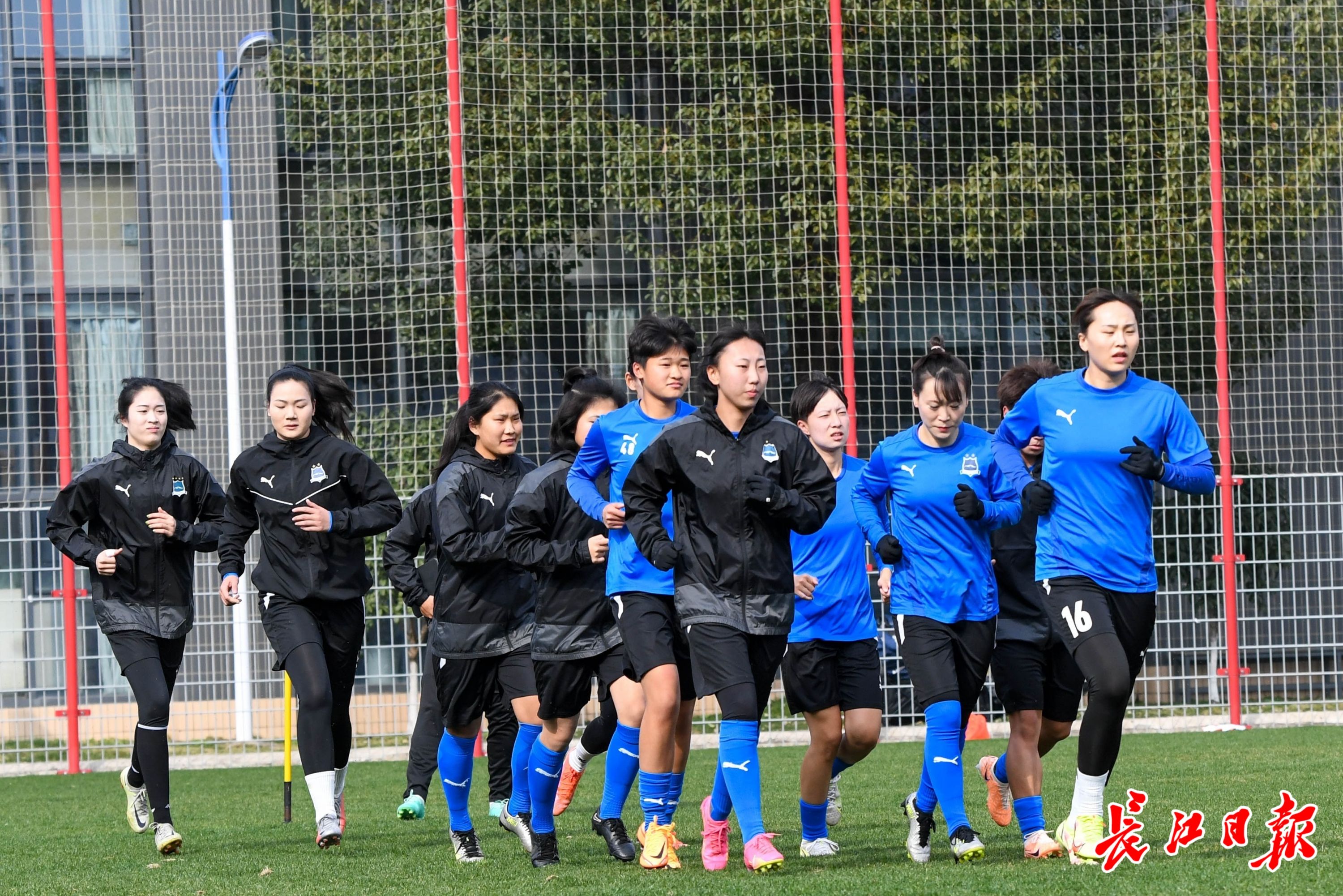 国际赛场上女足队员砥砺前行 国际赛场上女足队员砥砺前行