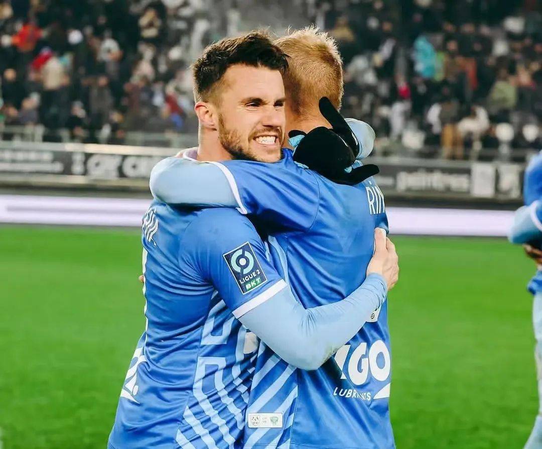 爱体育官网-亚眠队球迷对球队表现感到满意