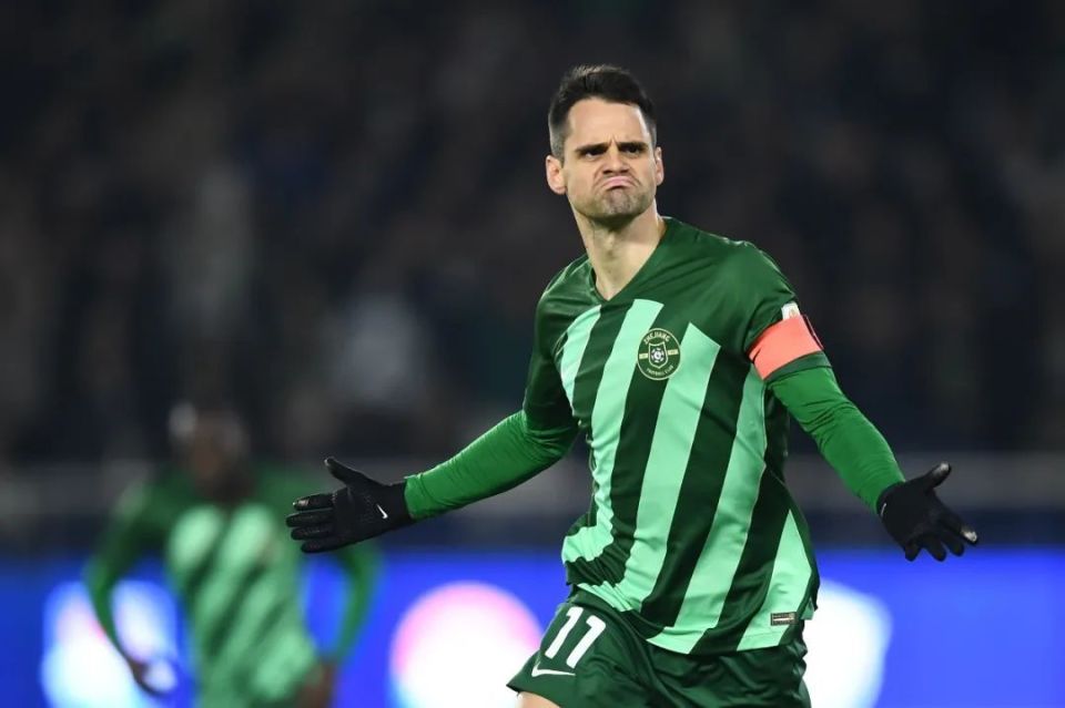 亚眠队球迷对球队表现感到满意 亚眠队球迷对球队表现感到满意