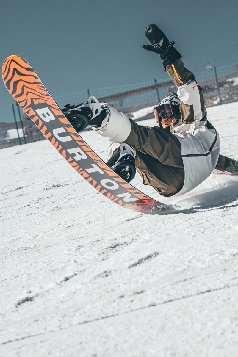瑞士名将斩获男子滑板单板滑雪冠军 瑞士名将斩获男子滑板单板滑雪冠军